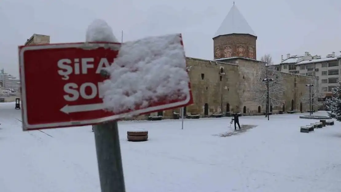 'Tarihi kent merkezi gelinliğini giydi'