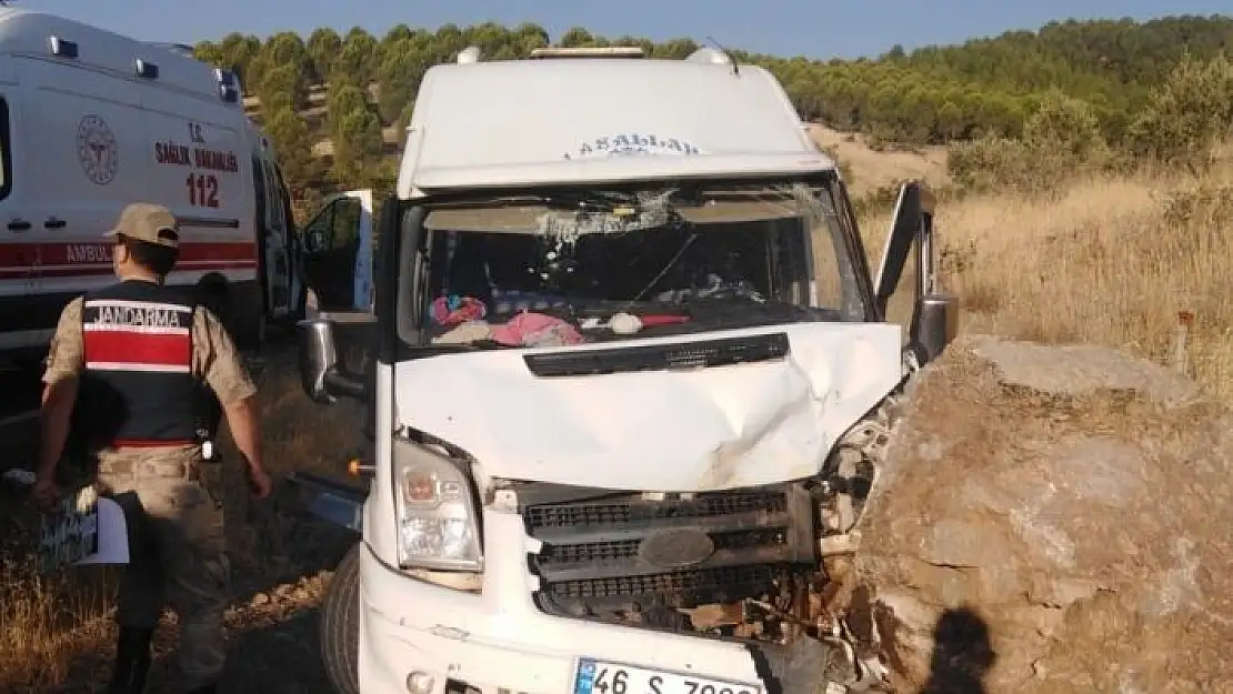 'Tarım işçilerini taşıyan minibüs kaza yaptı: 11 yaralı'