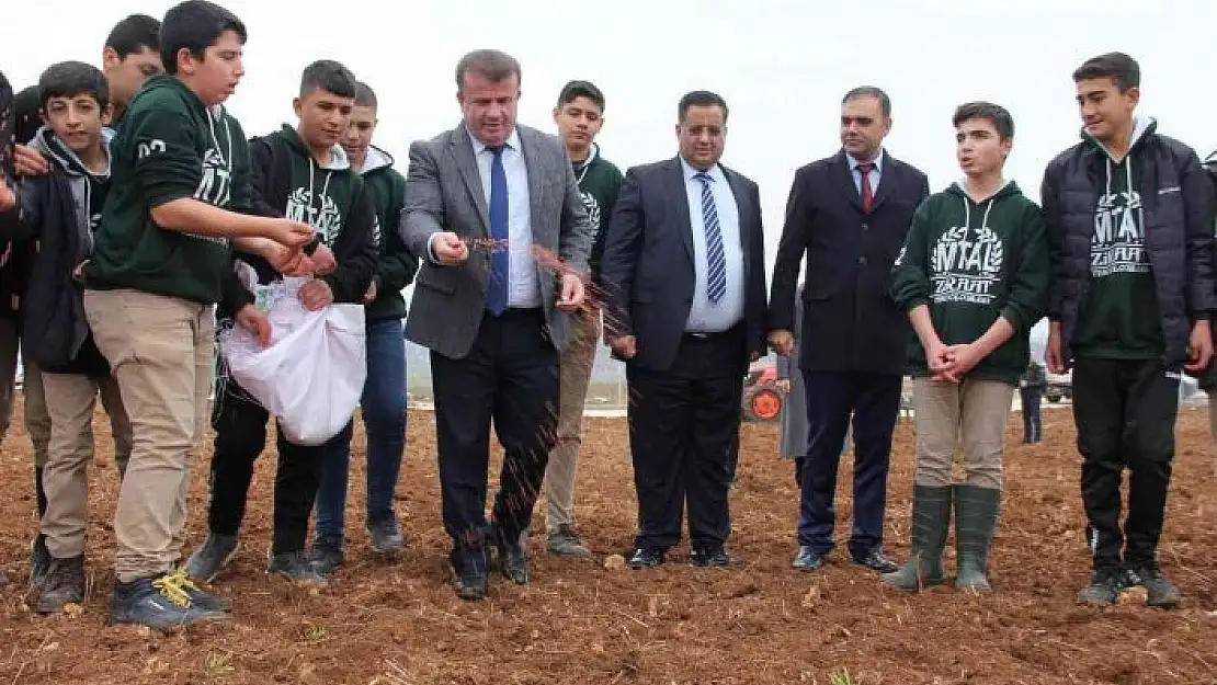 'Tarım lisesi öğrencileri ilk tohumları toprağa bıraktı'