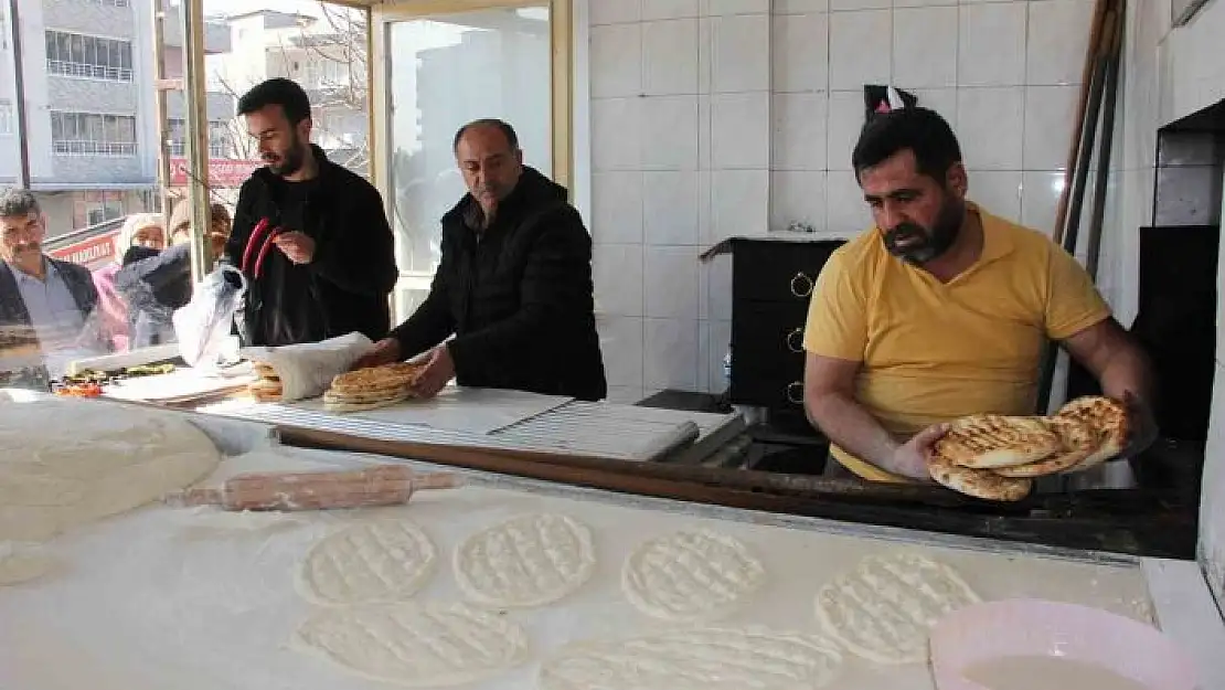 'Taş fırınlarda pide ekmek yapımına başlanıldı'