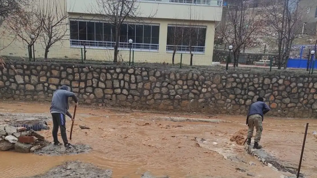 'Taşan dere evleri su altında bıraktı'