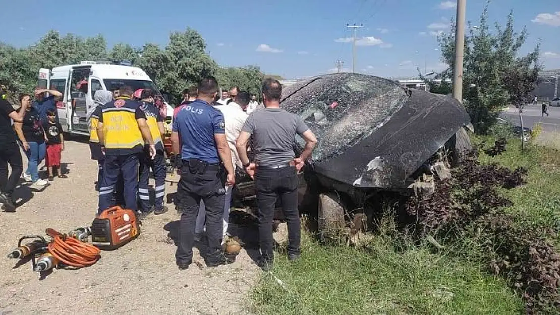 'Tatilin ilk günü aşırı hız kazaya sebep oldu: 4 yaralı'