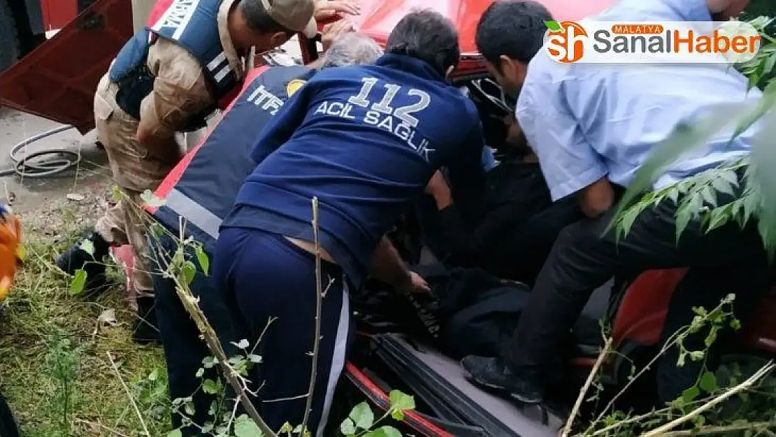 Tavuğa çarpmamak için kaza yaptı: 2 yaralı