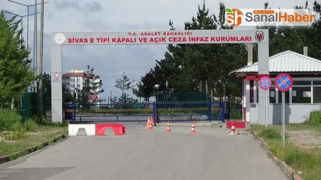 Tedavi için hastaneye götürüleceği sırada, yere düşüp öldü