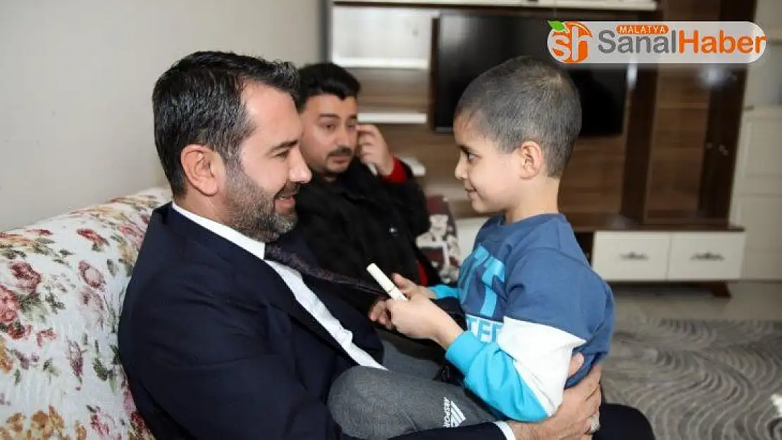 Tedavisine başlanılan Taha'yı, Başkan Şerifoğulları ziyaret etti