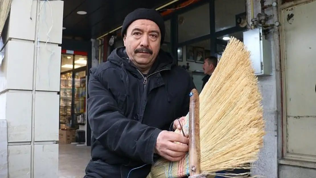 'Teknolojiye direniyor, 40 yıldır satışını yapıyor'