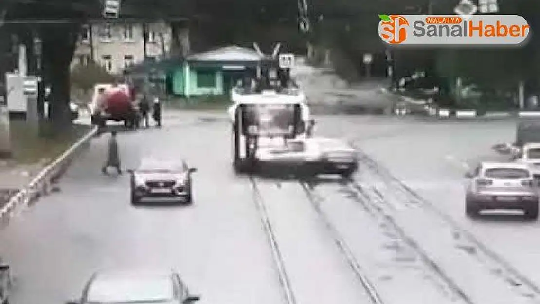 Telefonda konuştuğu kişiye kızınca aracıyla yayaları ezdi