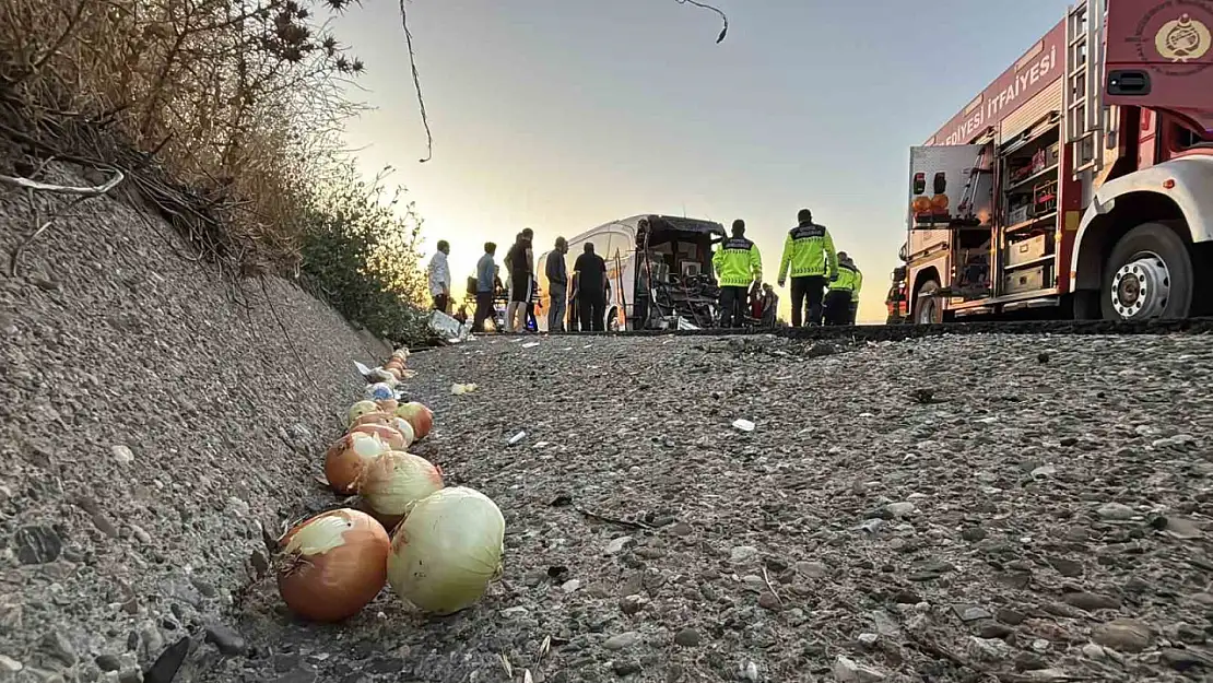 Malatya otobüsü ile soğan yüklü kamyon çarpıştı: 1 ölü, 10 yaralı