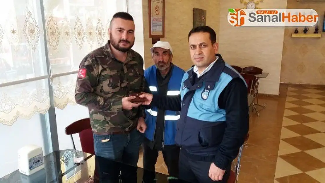 Temizlik işçisi 'insanlık ölmemiş' dedirtti