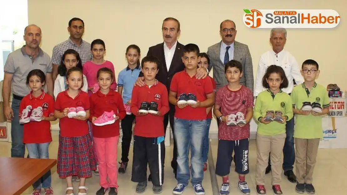 Ticaret Borsasından öğrencilere ayakkabı