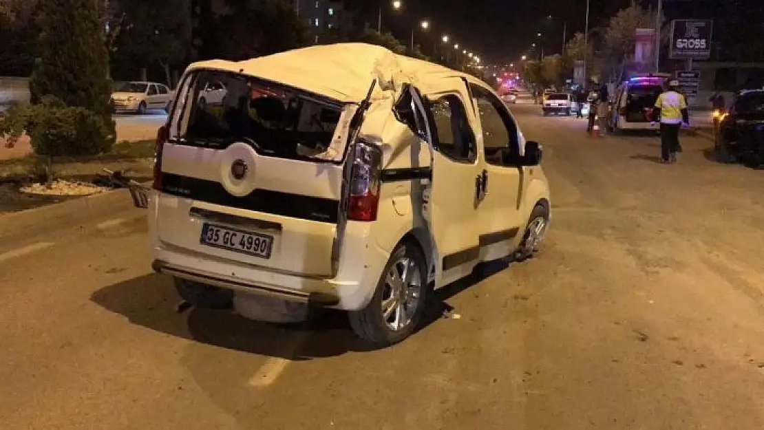 'Ticari araç karşı şeride geçti otomobile çarptı: 4 yaralı'