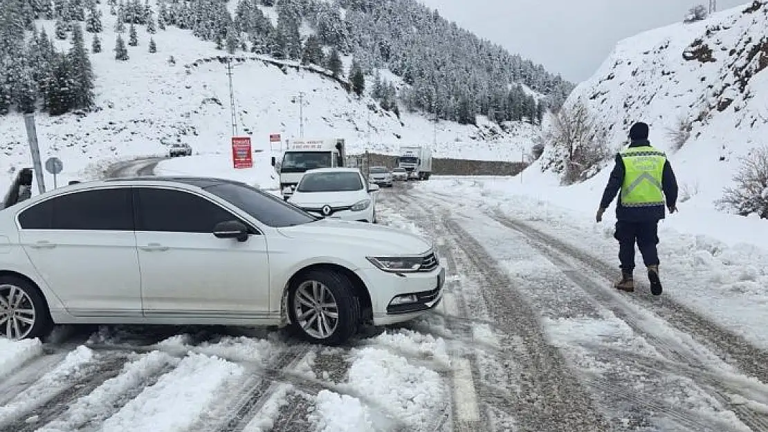 'Tipi nedeniyle kapanan yol 11 saatlik çalışmayla açıldı'