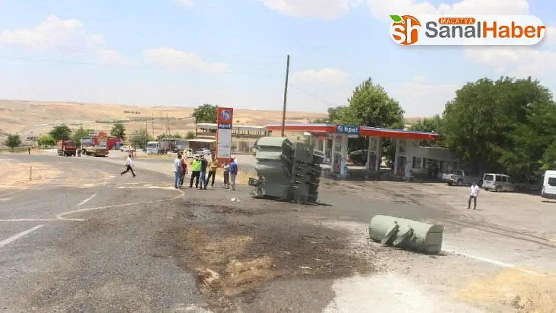 Tır'dan düşen trafo karayolunu savaş alanına çevirdi: 2 yaralı