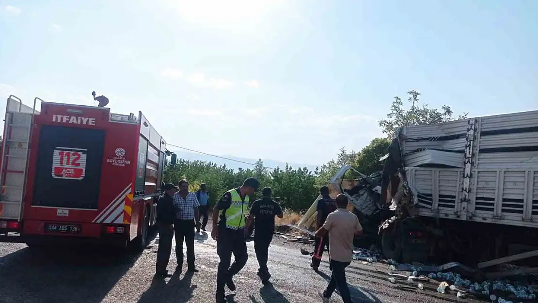 Malatya'da Tır ile kamyon  kafa kafaya çarpıştı: 1 ölü, 1 yaralı