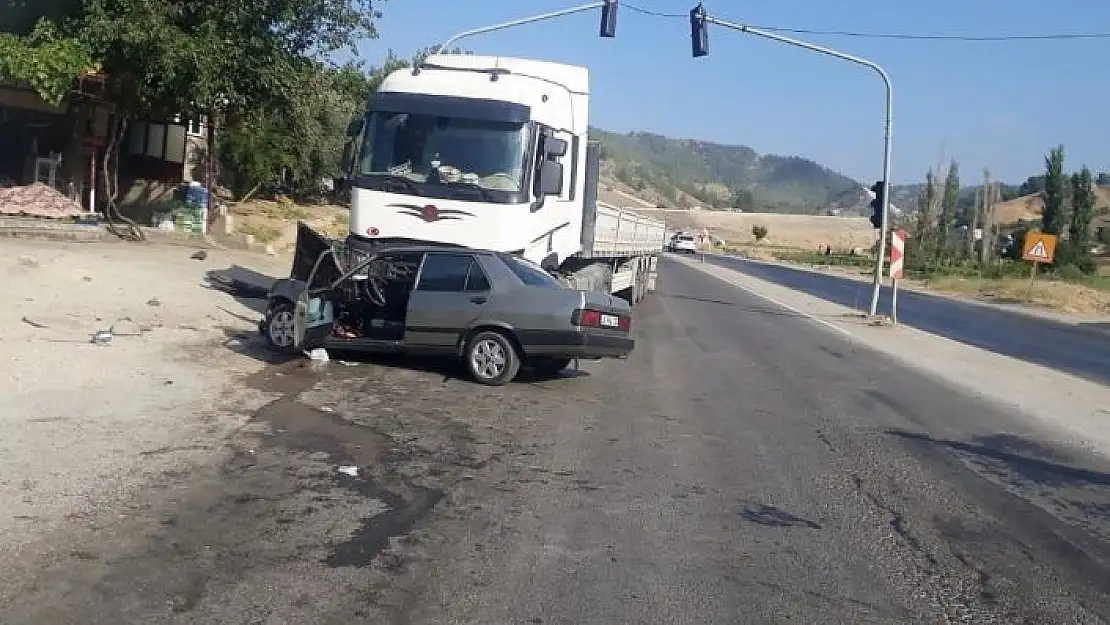 'Tır ile otomobil çarpıştı: 2 yaralı'