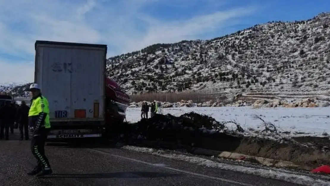 'Tır kayarak yoldan çıktı'