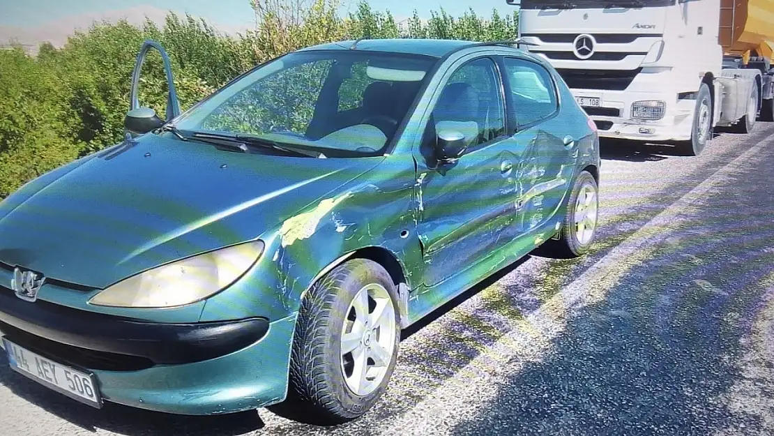 Malatya'da tır otomobili sürükledi 3 yaralı