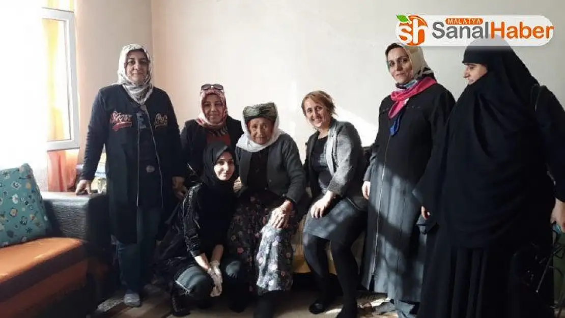 TOGEM'li  kadınlar yaşlı kadının evini temizledi