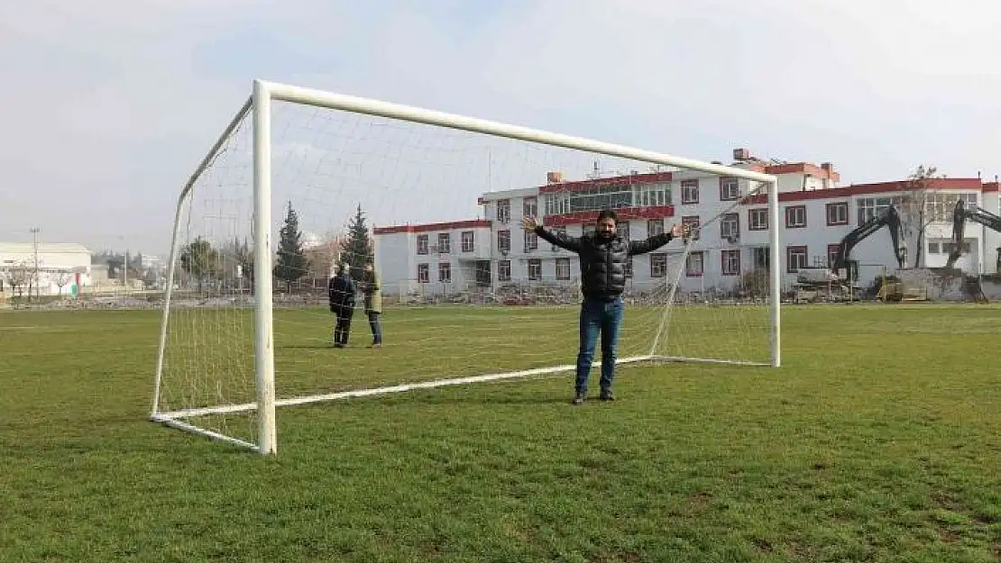 'Top koşturduğu stadın yıkılışına şahit olan eski kalecinin duygusal anları'