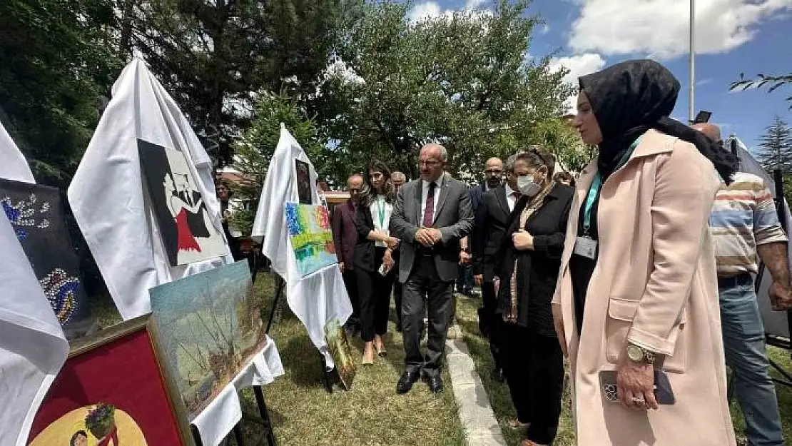 'Toplum Ruh Sağlığı Merkezi´ndeki hastaların el emeği göz nuru eserleri sergilendi'