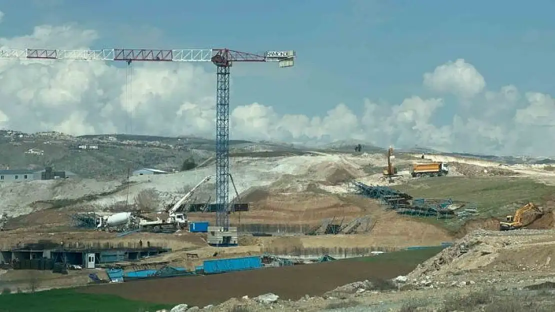 'Toprak zemindeki yarıklar paniğe neden oldu'