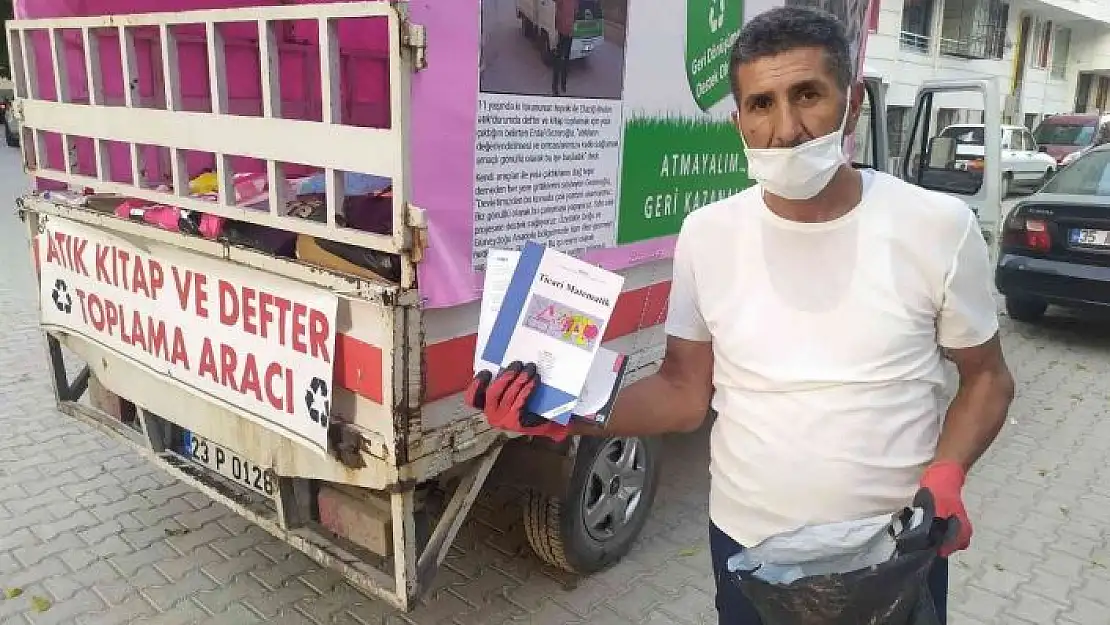 'Torununun teşviki ile sokak sokak gezerek atık kitap topluyor, hem geri dönüşüme kazandırıyor hem de öğrencilere ücretsiz veriyor'