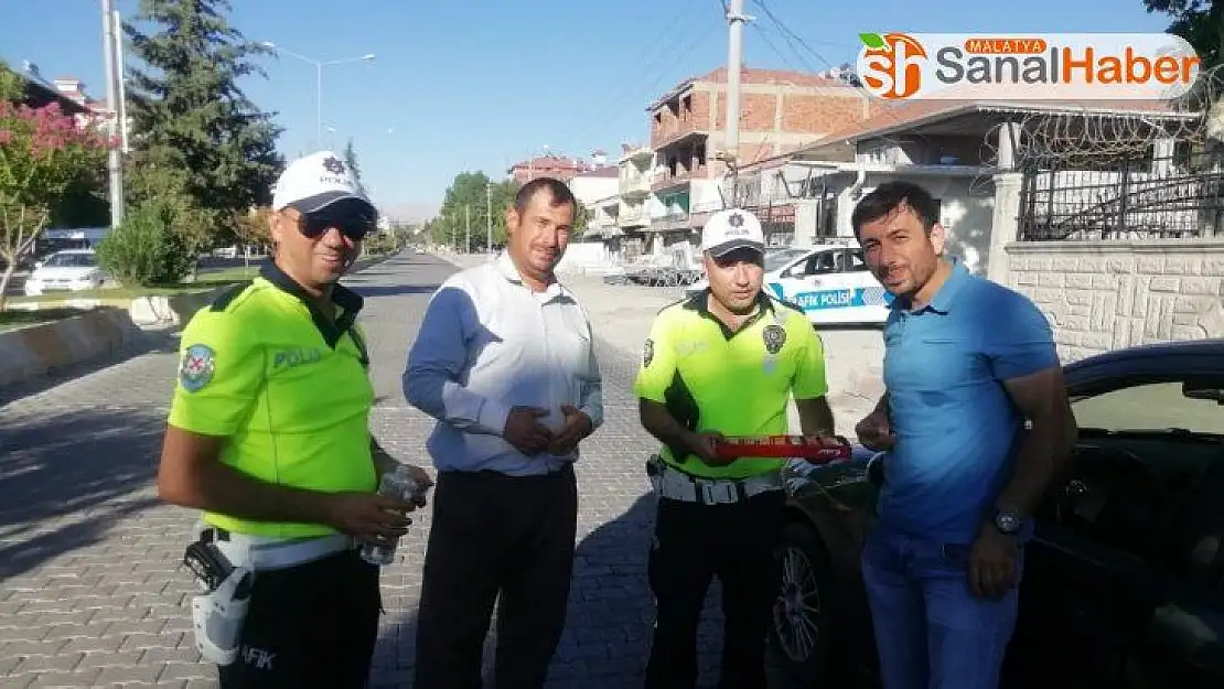 Trafik ekiplerinden sürücülere bayram şekeri
