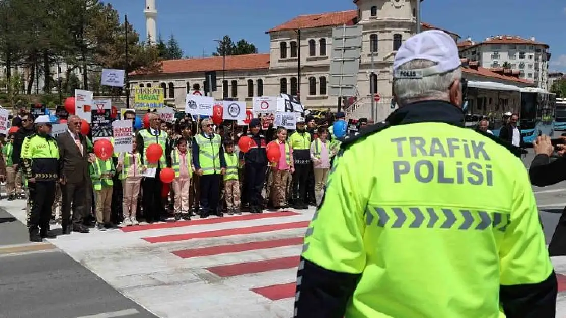 'Trafik Haftası etkinliğinde validen öğrencilere simit'