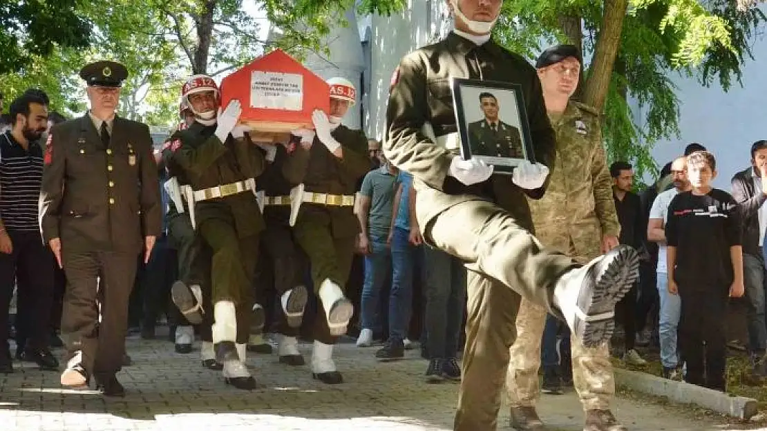 'Trafik kazasında hayatını kaybeden astsubay son yolculuğuna uğurlandı'