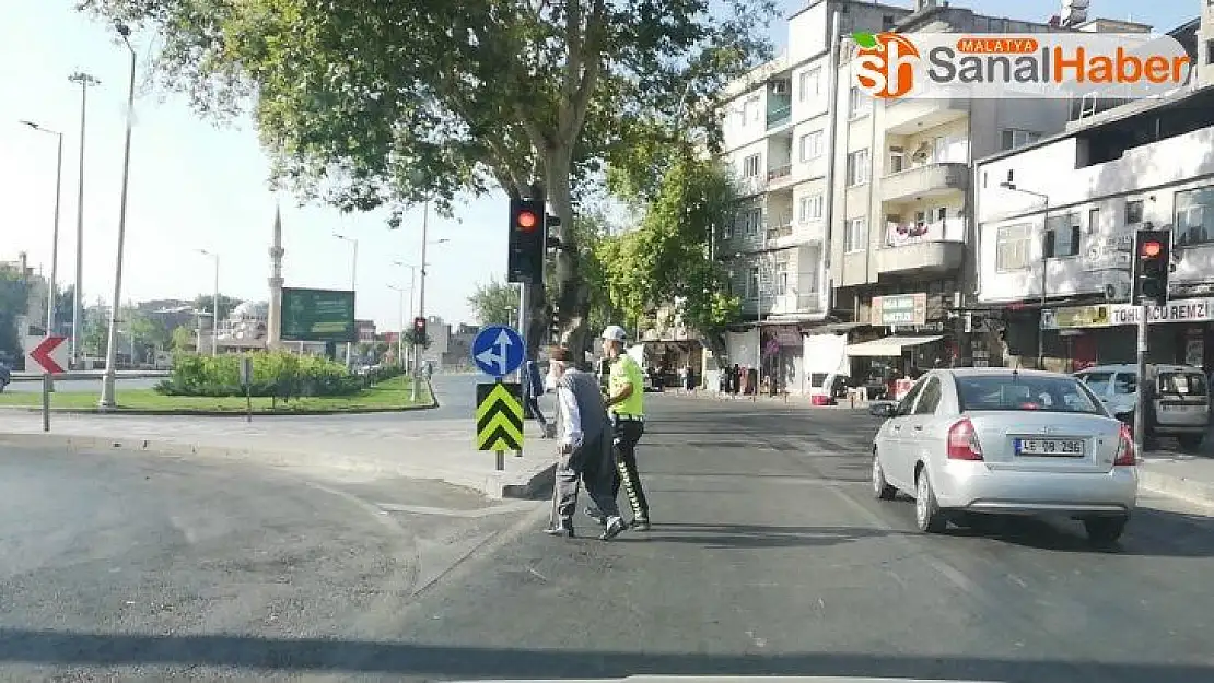 Trafik polisinden örnek davranış