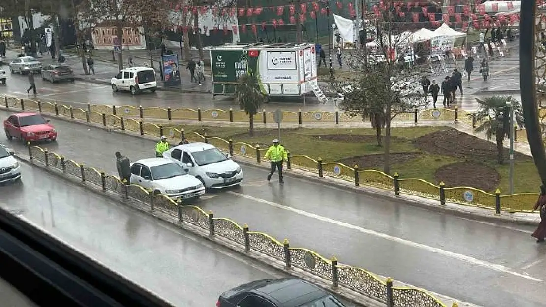 'Trafikte arızalanan aracın yardımına polis ekipleri yetişti'