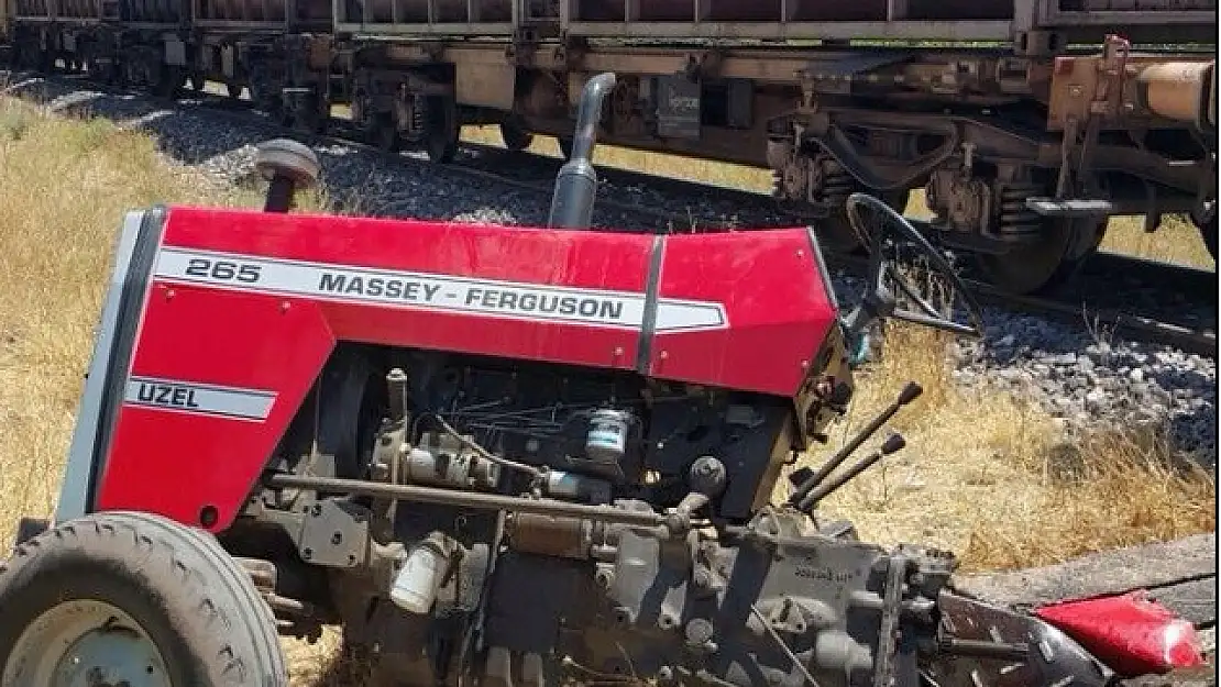 TRENİN ÇARPTIĞI TRAKTÖR İKİYE BÖLÜNDÜ: 1 YARALI 