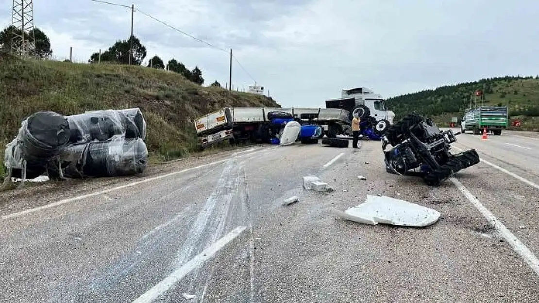 'Traktör yüklü tır şarampole devrildi'