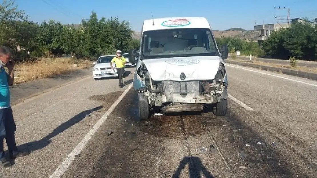 'Traktöre çarpan minibüs sürücüsü yaralandı'