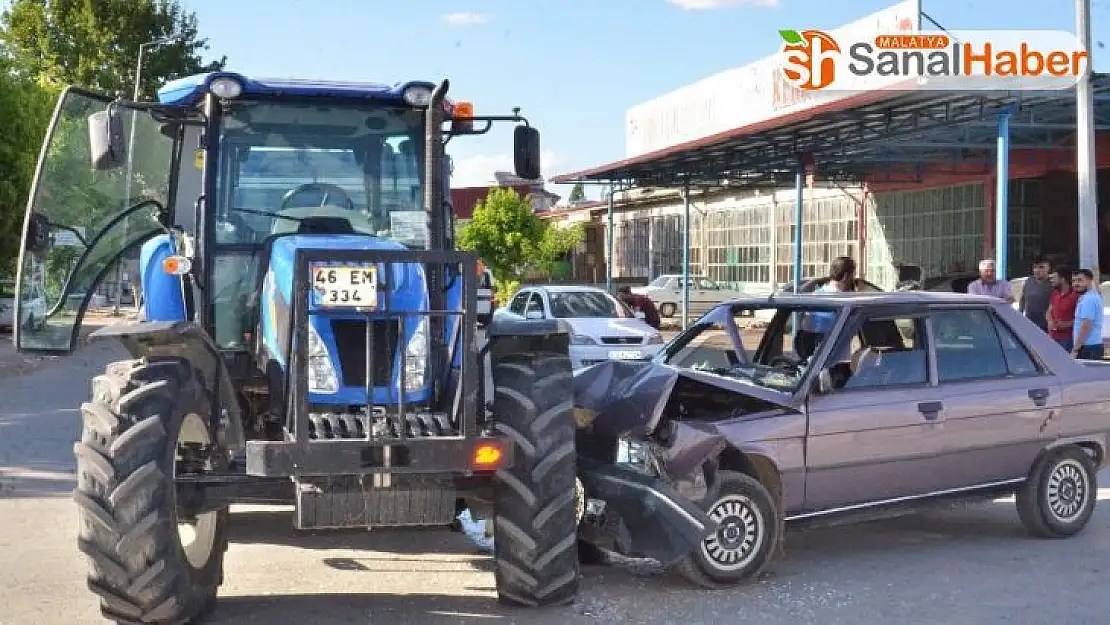 Traktöre çarpan otomobilin sürücüsü yaralandı