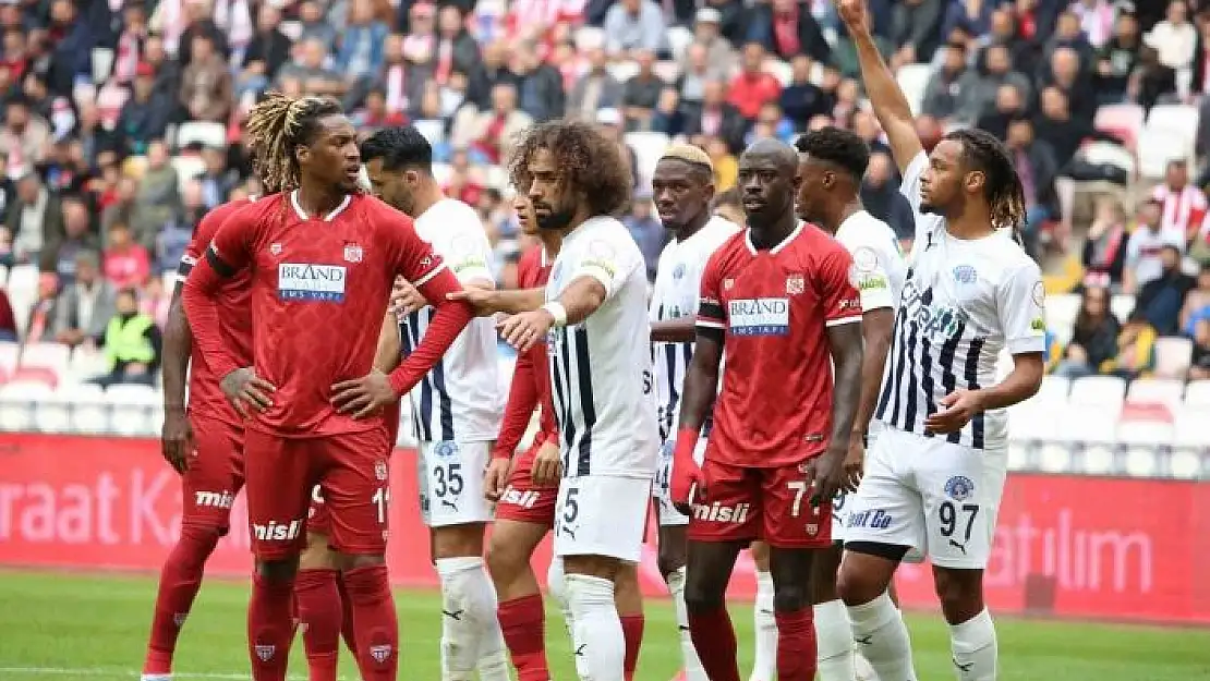 'Trendyol Süper Lig: E.Y. Sivasspor: 0 - Kasımpaşa: 0 (İlk yarı)'