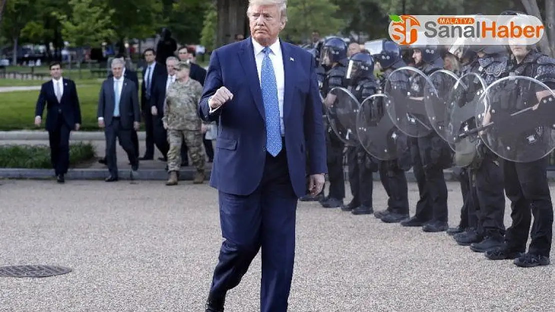 Trump protestoların ortasında Beyaz Saray'dan yürüyerek çıktı