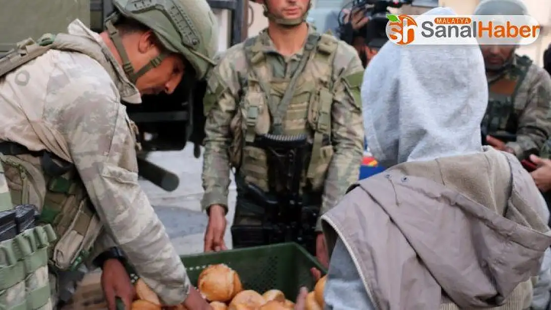 TSK, Resulayn'da günde 5 bin kişiye sıcak ekmek dağıtıyor