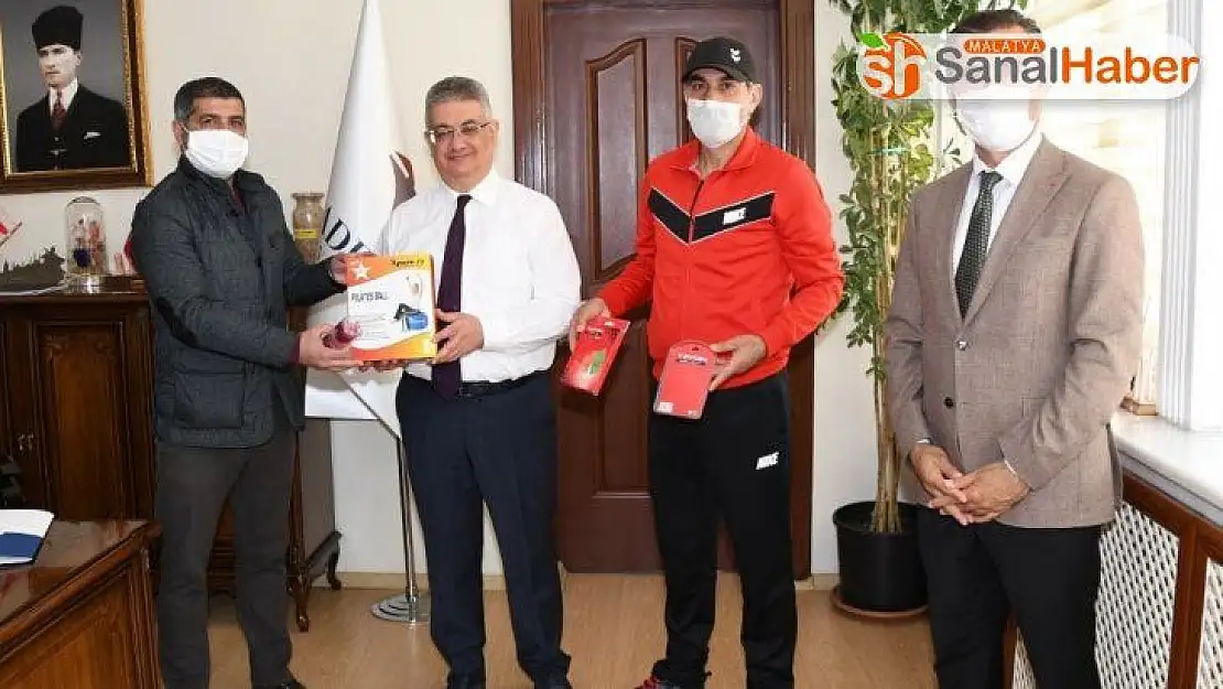TÜFAD'dan protokol üyelerine spor malzemesi