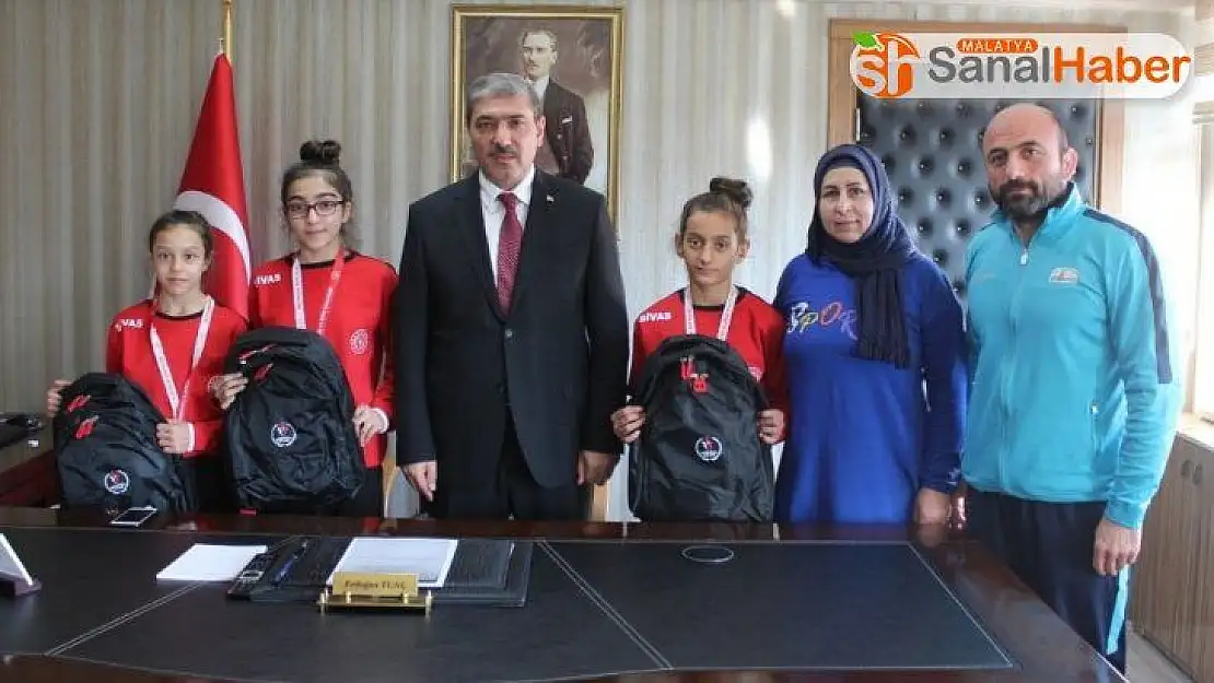 Tunç, başarılı sporcuları ödüllendirdi