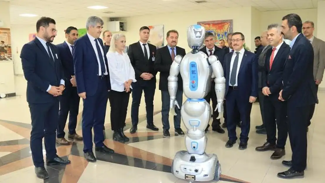 'Turgut Özal Tıp Merkezi´nde yapay zekalı robotlar iş başında'