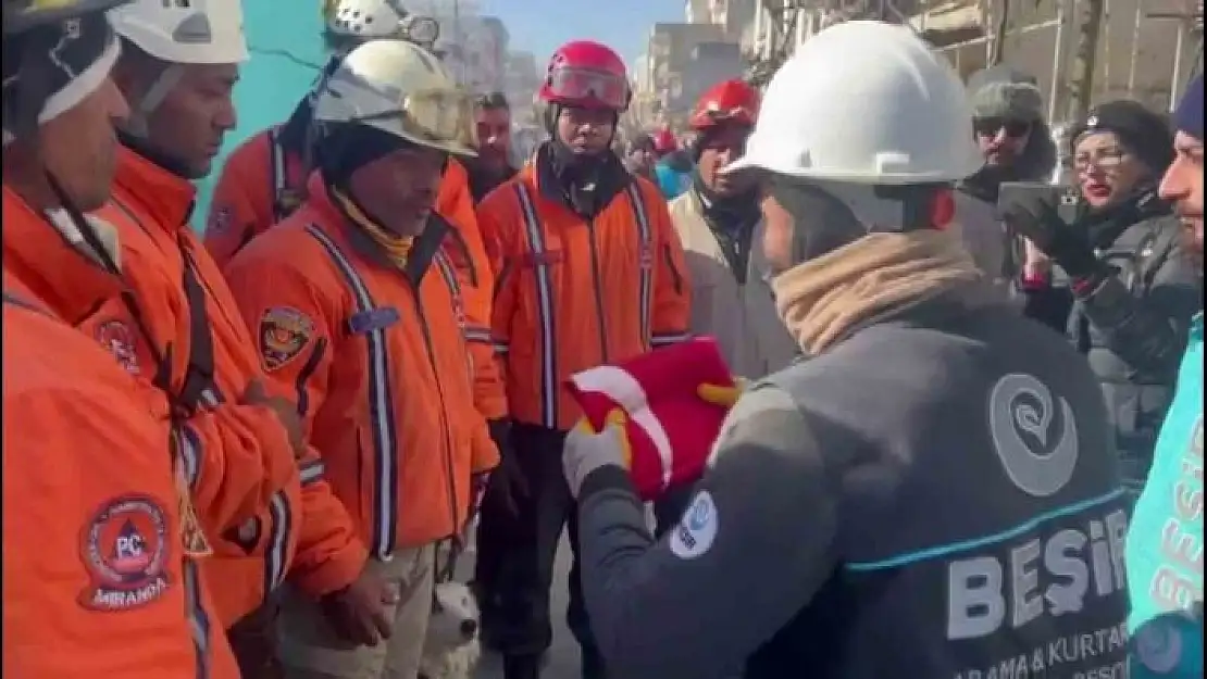 'Türk arama kurtarma ekibinden Venezüellalı ekibe Türk bayrağı hediyesi'
