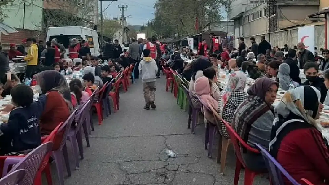 'Türk Kızılay´ından mahalleye iftar yemeği'