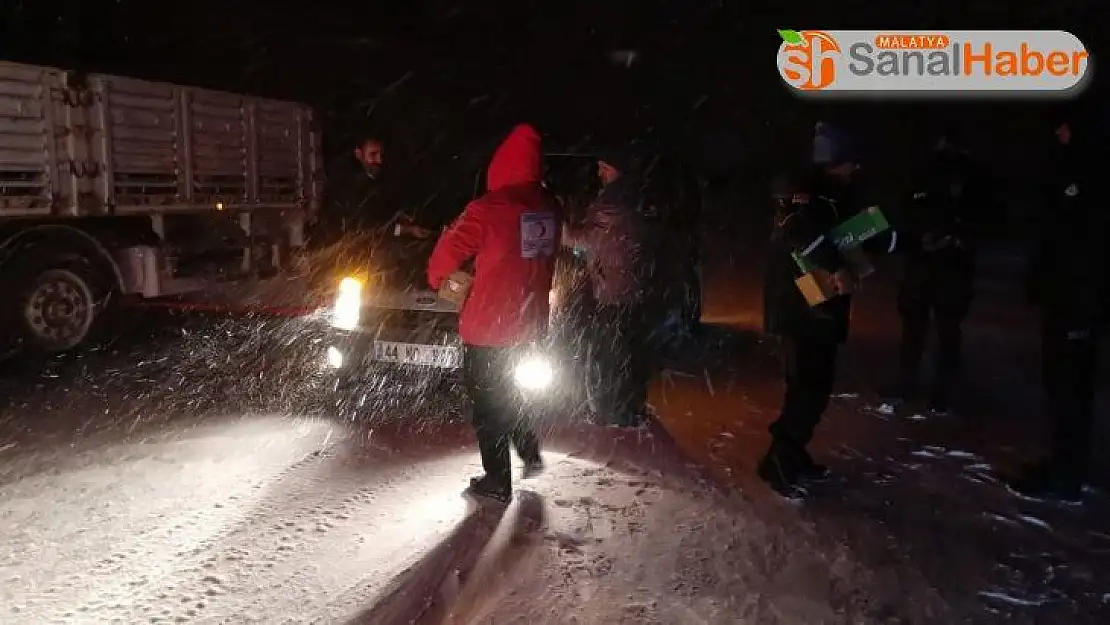 Türk Kızılayı Malatya'da yolda kalan araç sürücülerine kumanya dağıttı