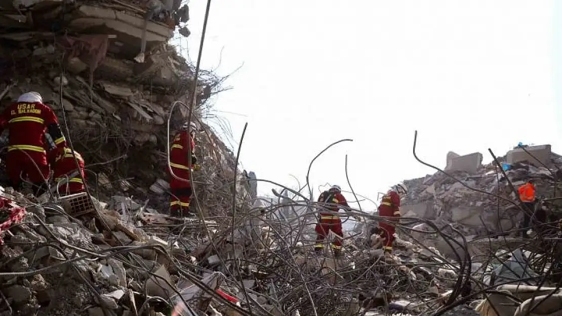 'Türk ve El Salvadorlu ekipler 150 saat sonra 1 kadın ve 1 çocuğu enkazdan sağ çıkardı'