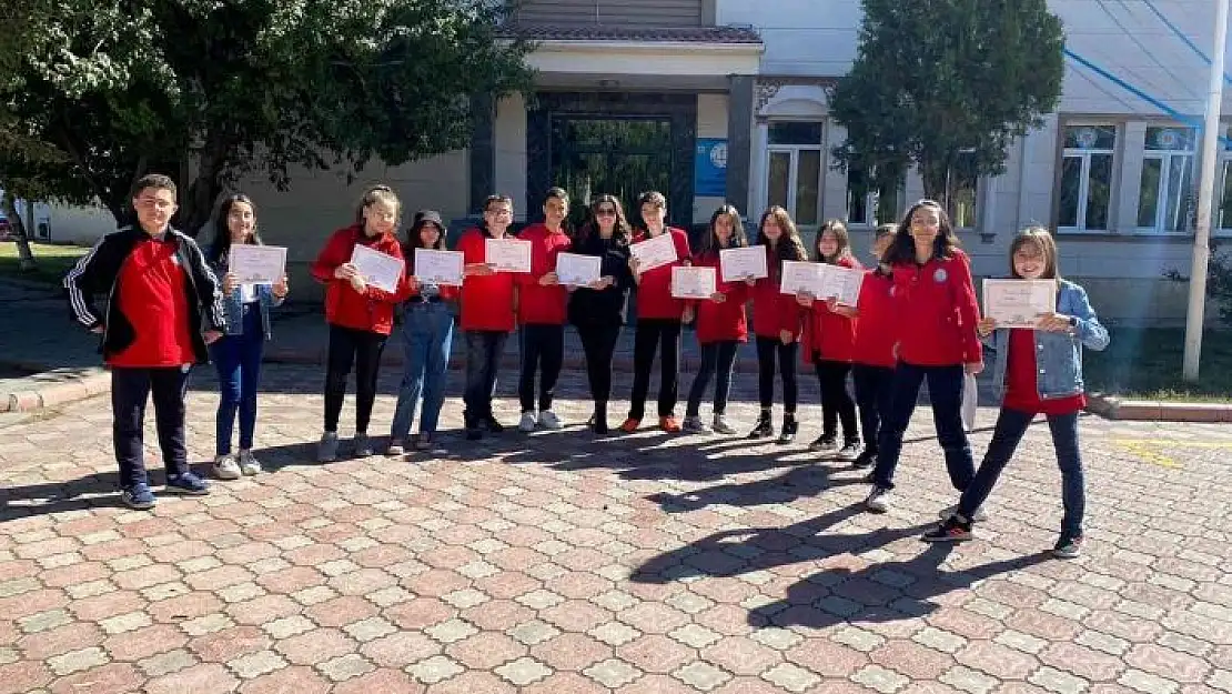 'Türkçe isim kullanan işyerlerini tek tek gezerek, teşekkür belgesi verdiler'