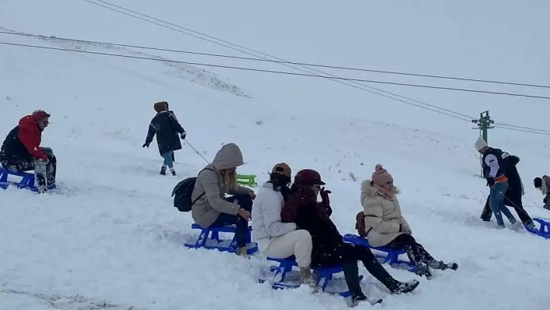 'Türkiye´nin göl manzaralı kayak merkezinde sezon açıldı'