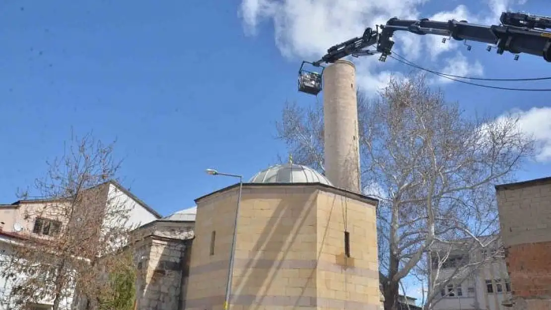 'Türkiye´nin türbeye açılan mihraplı tek camisinin minaresi söküldü'