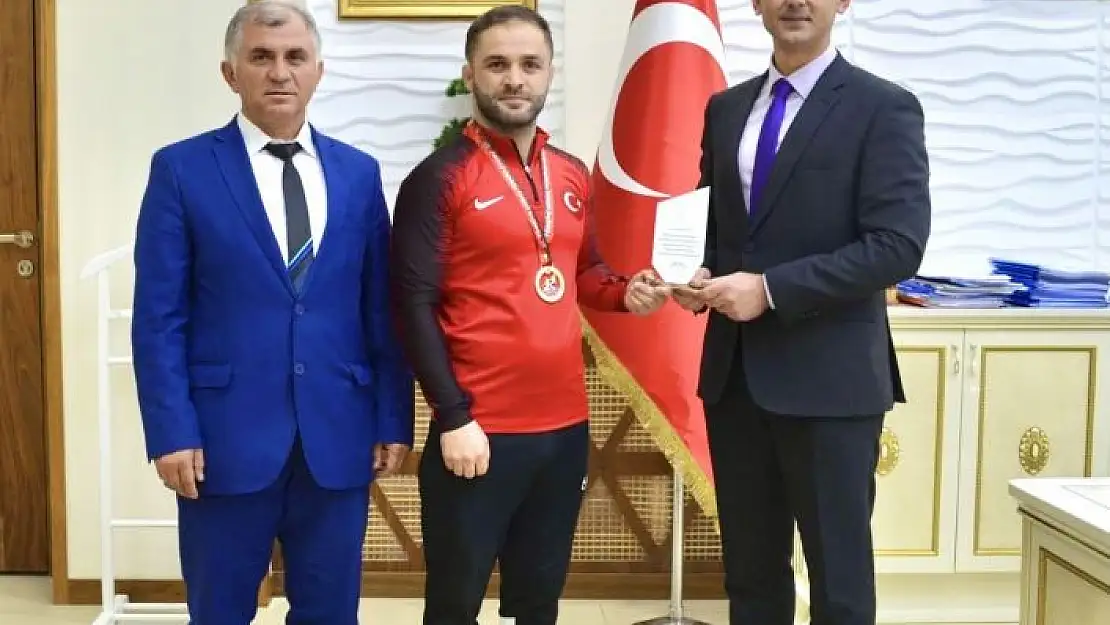 'Türkiye Şampiyonu güreşçiye hediye'