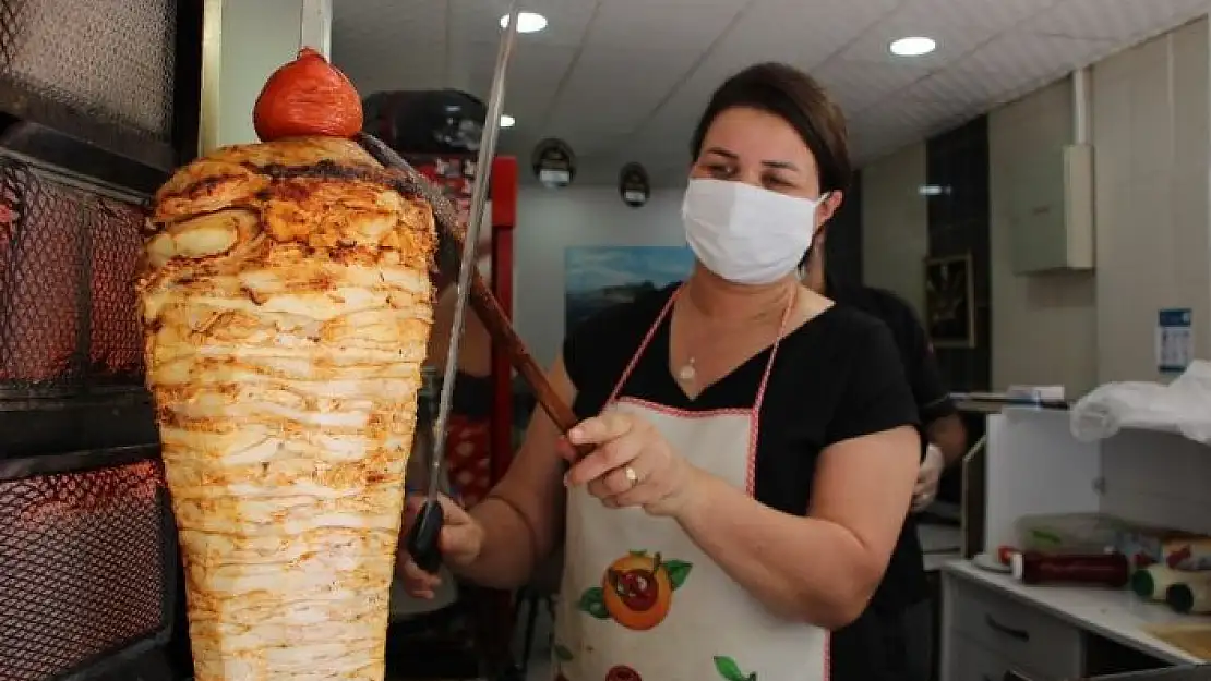 'Türkmen gelin, Elazığ´da döner kesip köfte yapıyor'